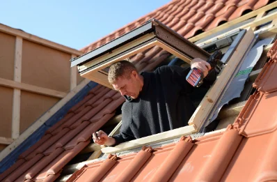 Pose de fenêtres de toit Velux à Roquefort-les-Cascades